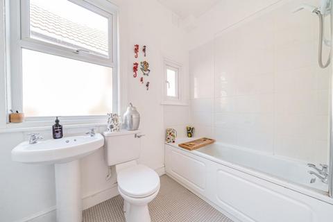 6d Thornsbeach Road, London, SE6 1DX