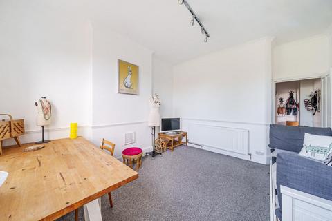 6d Thornsbeach Road, London, SE6 1DX