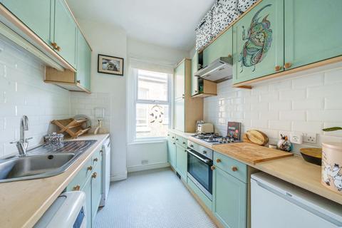 6d Thornsbeach Road, London, SE6 1DX
