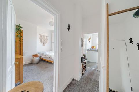 6d Thornsbeach Road, London, SE6 1DX
