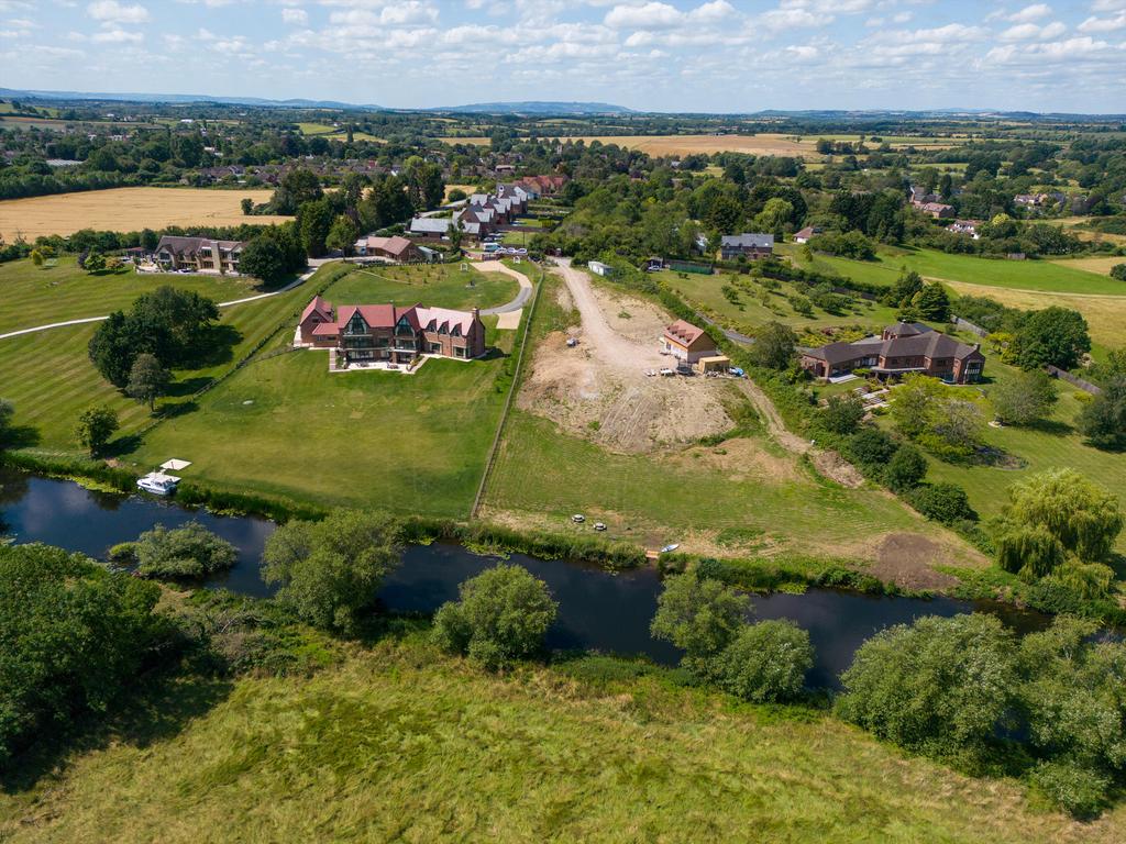 Church Bank, WelfordonAvon, CV37 6 bed property with land for sale