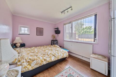 2 bedroom bungalow for sale - Staines,  Surrey,  TW19