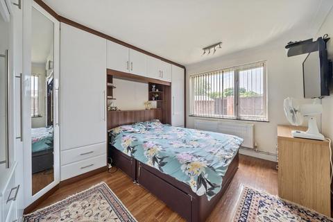 2 bedroom bungalow for sale - Staines,  Surrey,  TW19
