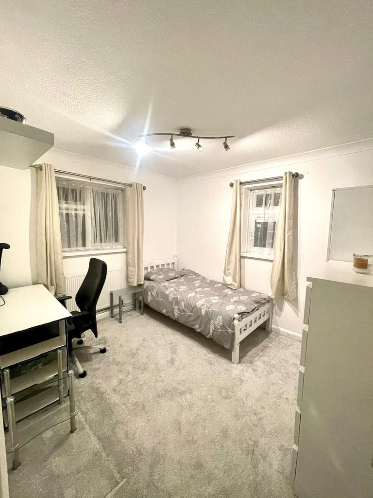 Banbury Road, London, E17 1 bed in a house share £700 pcm (£162 pw)