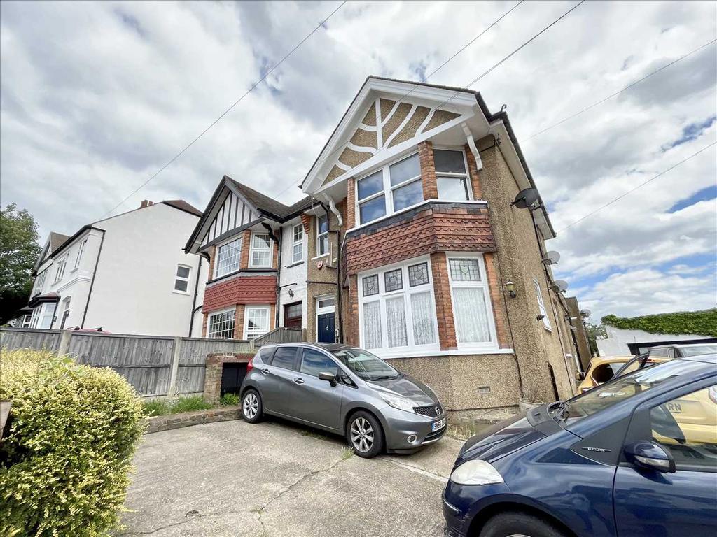 Aldenham Road, Bushey, WD23 1 bed flat £239,950