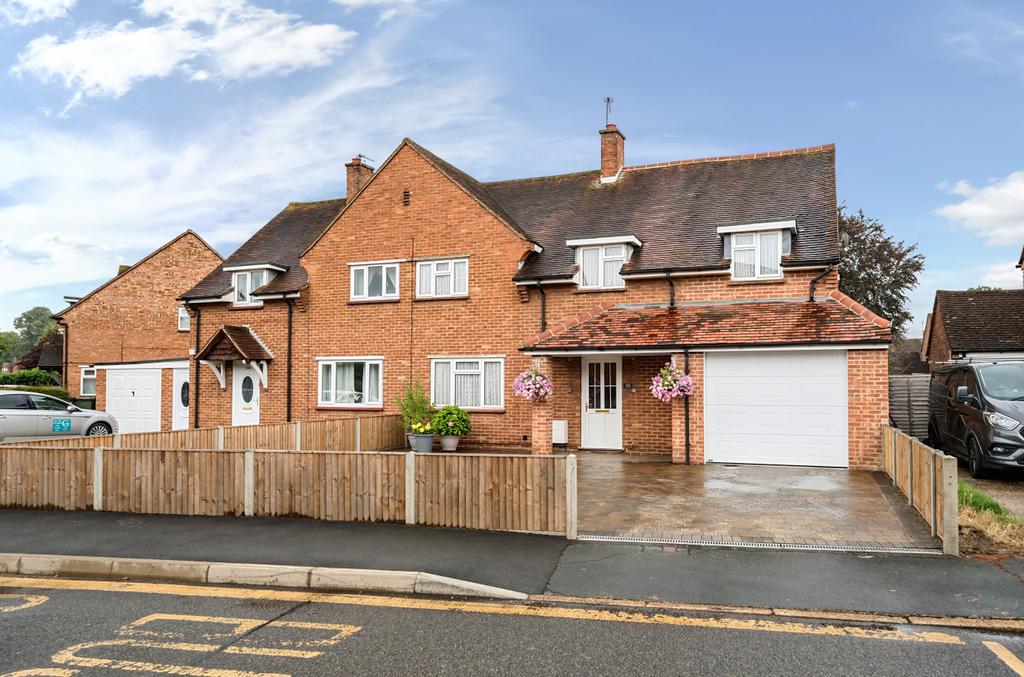 Fir Tree Road, Guildford, Surrey, GU1 4 bed semidetached house for