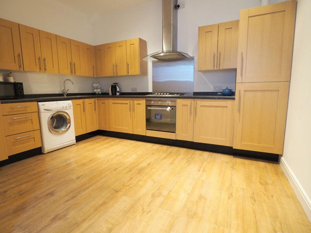 Market Street, ChapelEnLeFrith, SK23 2 bed apartment £845 pcm (£