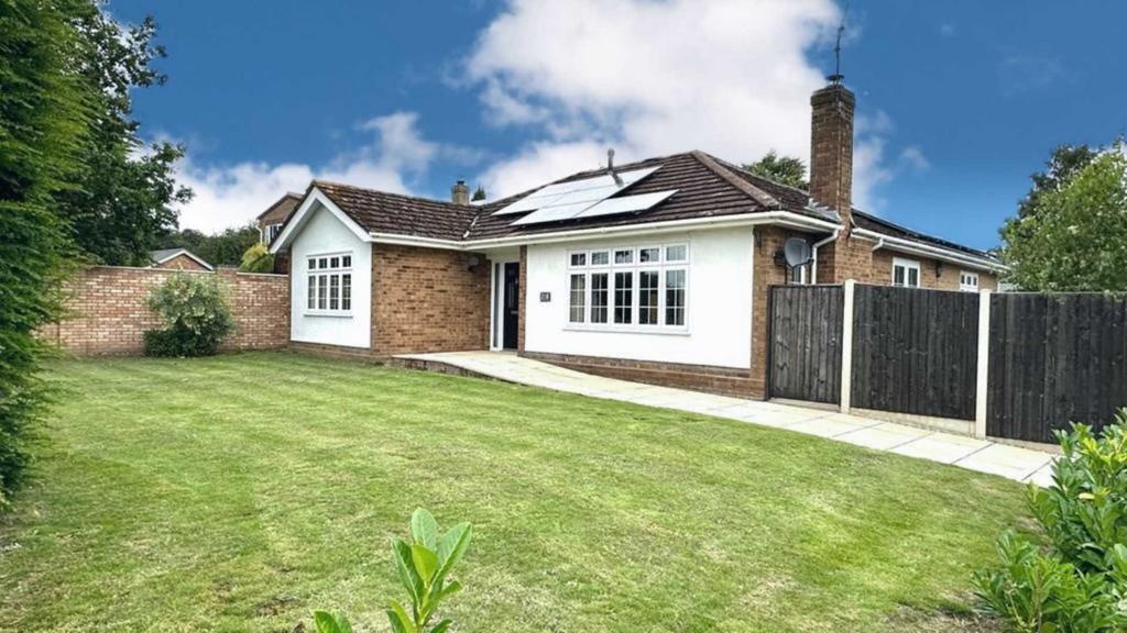 Taverham Road, Taverham 3 bed detached bungalow £450,000