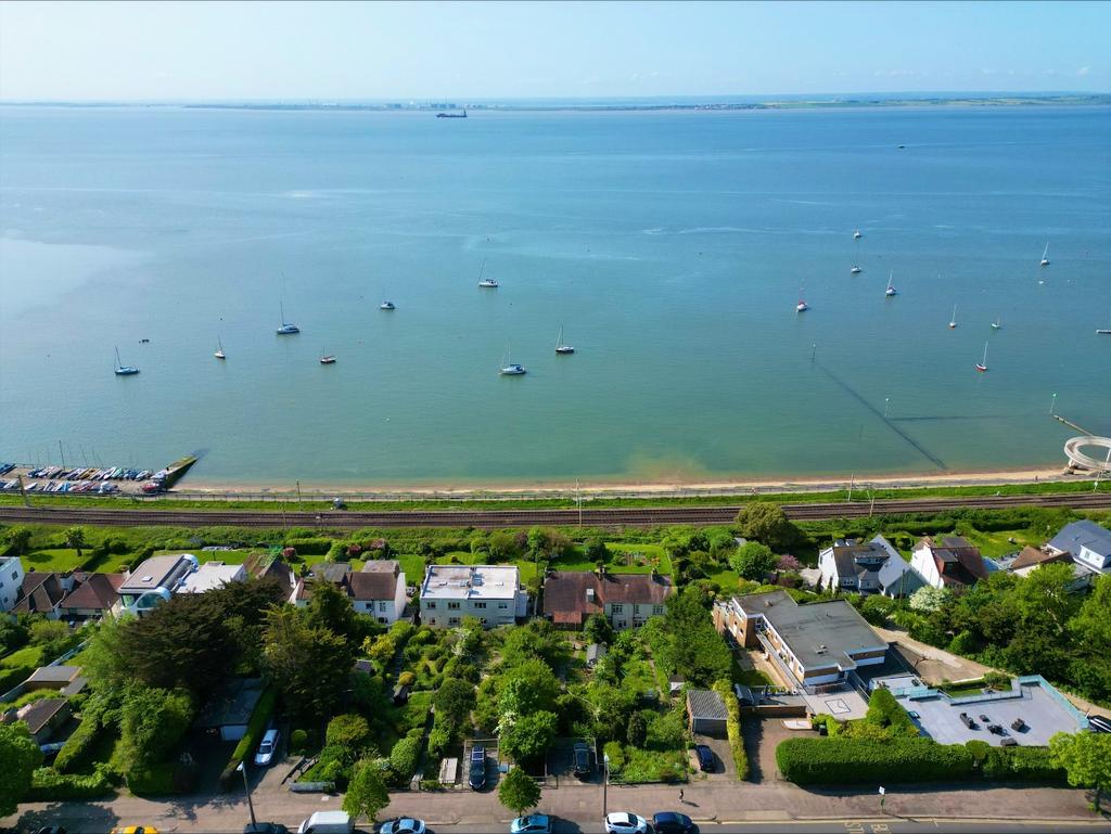 Grand Parade, LeighOnSea SS9 3 bed apartment £1,600 pcm (£369 pw)