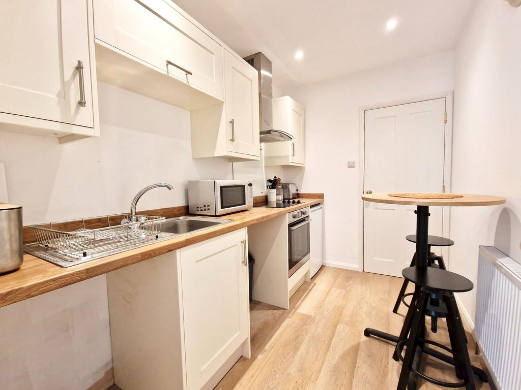 The Annexe, Little Austins Road, Farnham Studio to rent £900 pcm (£