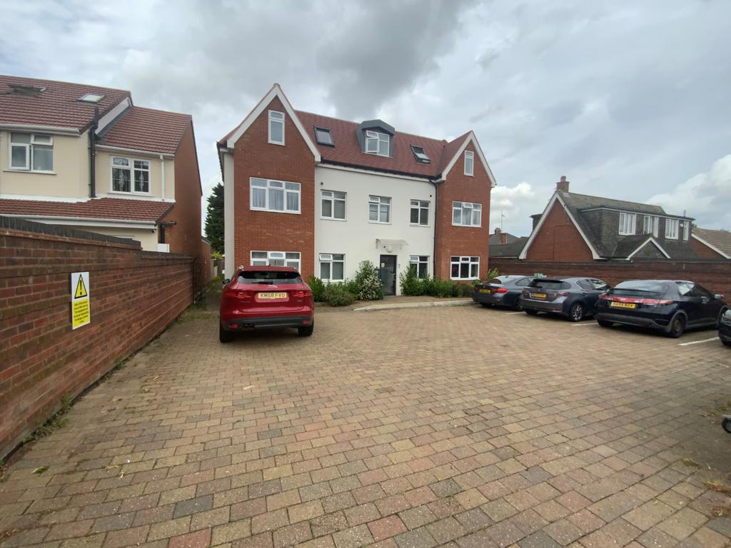Dunstable Road, Luton, Bedfordshire... 3 bed flat £1,700 pcm (£392 pw)