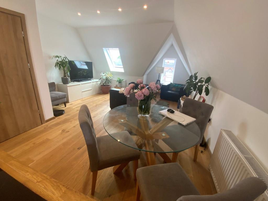 Dunstable Road, Luton, Bedfordshire... 3 bed flat £1,700 pcm (£392 pw)