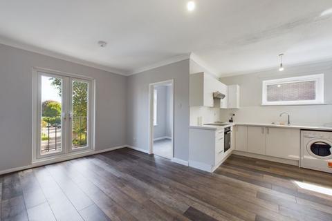 2 bedroom flat to rent, £1350  Chaldon Road, Caterham on the Hill