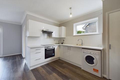 2 bedroom flat to rent, £1350  Chaldon Road, Caterham on the Hill