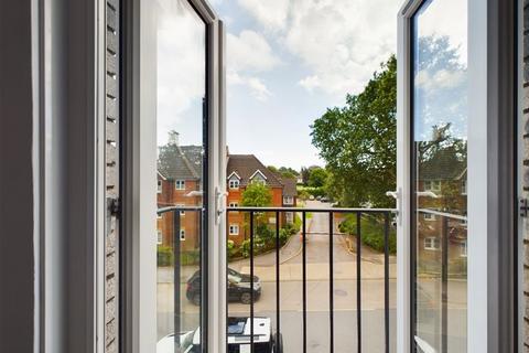 2 bedroom flat to rent, £1350  Chaldon Road, Caterham on the Hill