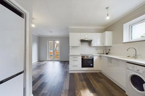 2 bedroom flat to rent, £1350  Chaldon Road, Caterham on the Hill
