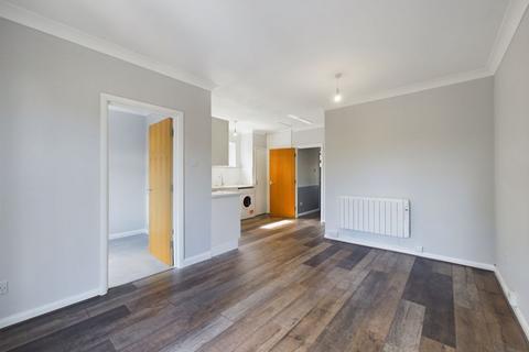 2 bedroom flat to rent, £1350  Chaldon Road, Caterham on the Hill