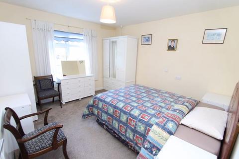 1 bedroom flat for sale, 17 Beddington Gardens, Wallington