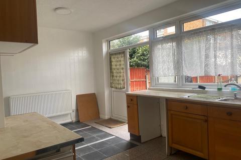 3 bedroom terraced house to rent, Lyndhurst Gardens, Ilford, IG2