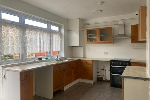 3 bedroom terraced house to rent, Lyndhurst Gardens, Ilford, IG2