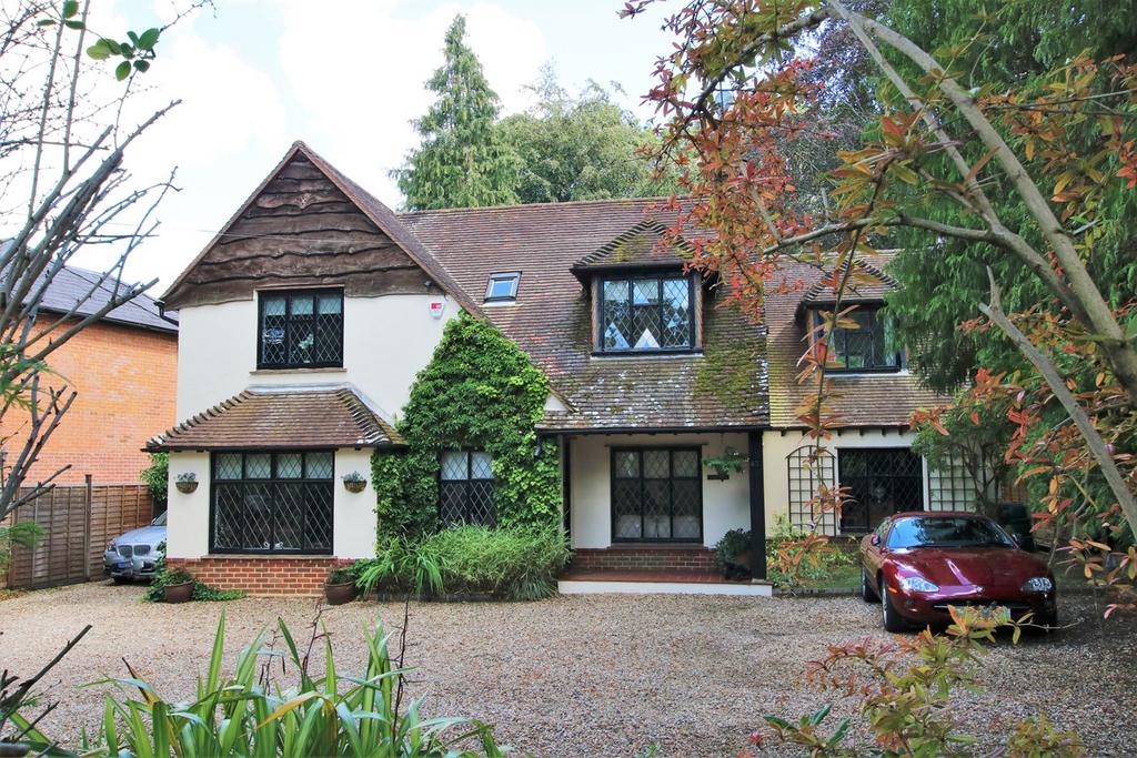 Sandhurst Road, Crowthorne, RG45 4 bed detached house for sale £900,000