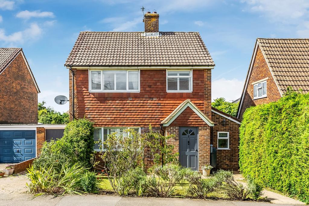 St Andrews Way, Oxted, RH8 3 bed link detached house for sale £650,000