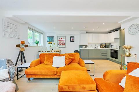 4 bedroom flat for sale, White Hart Lane, Barnes, SW13