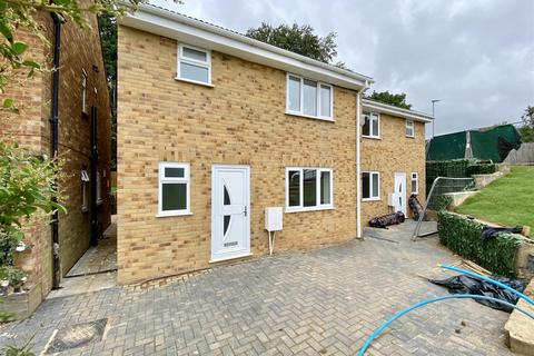 32a Bank Close, Luton, LU4 9NX