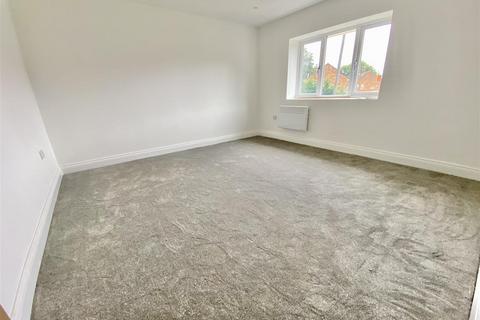 32 Bank Close, Luton, LU4 9NX