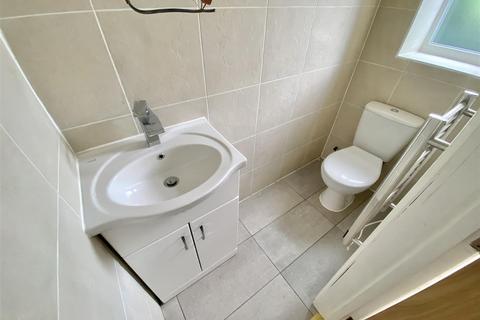 32b Bank Close, Luton, LU4 9NX