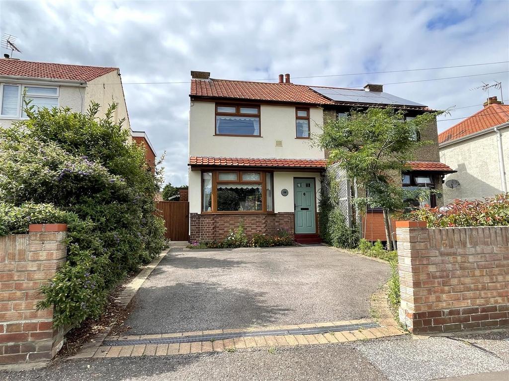 Long Road, South Lowestoft, Lowestoft 3 bed semidetached house for