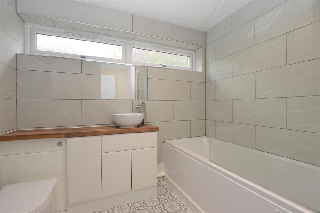 122 Lowfield Rd (12).JPG