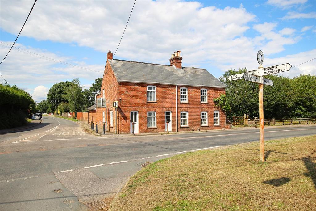 Sway Road, Pennington, Lymington 2 bed end of terrace house £1,500