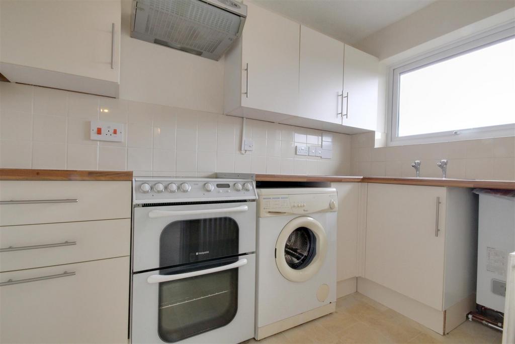 St. Thomas Park, Lymington 2 bed apartment £975 pcm (£225 pw)