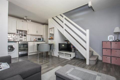 8 Lombards Chase, West Horndon, Brentwood, CM13 3UA