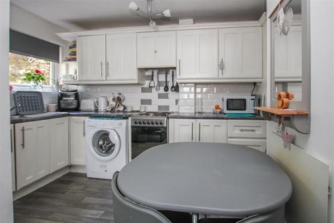 8 Lombards Chase, West Horndon, Brentwood, CM13 3UA