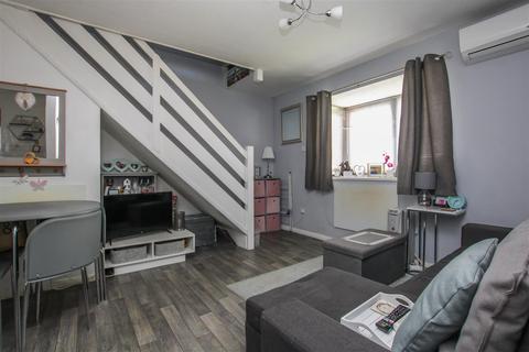 8 Lombards Chase, West Horndon, Brentwood, CM13 3UA