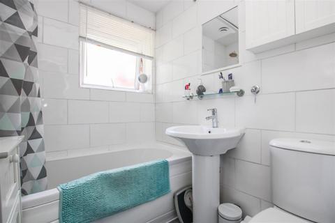 8 Lombards Chase, West Horndon, Brentwood, CM13 3UA