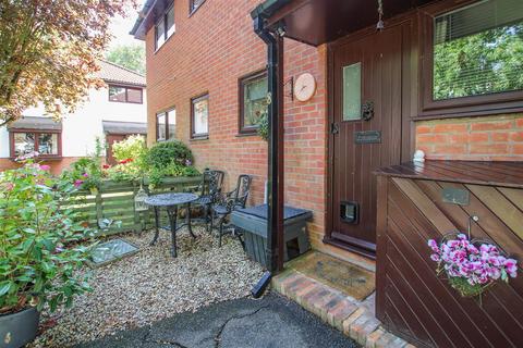 8 Lombards Chase, West Horndon, Brentwood, CM13 3UA