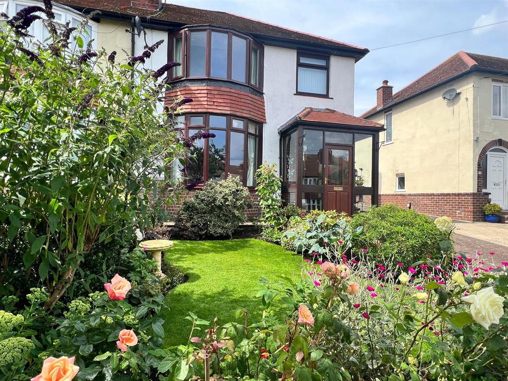 Newlands Park Grove, Scarborough 2 bed semidetached house for sale £