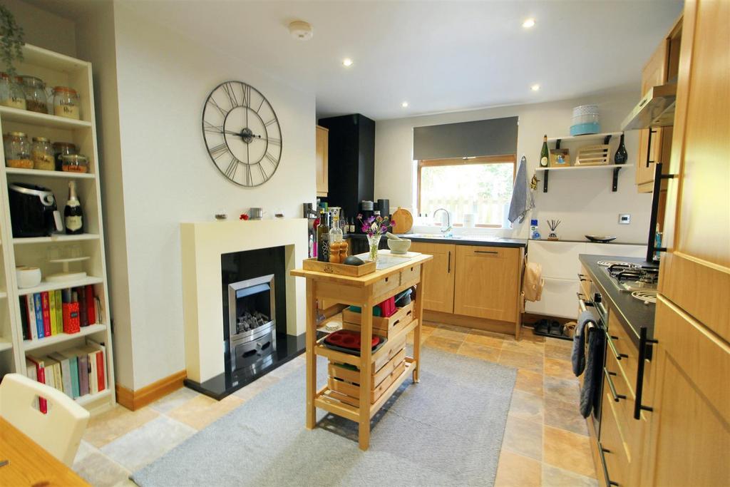 Commercial Road, Skelmanthorpe, Huddersfield, HD8 9DX 2 bed terraced