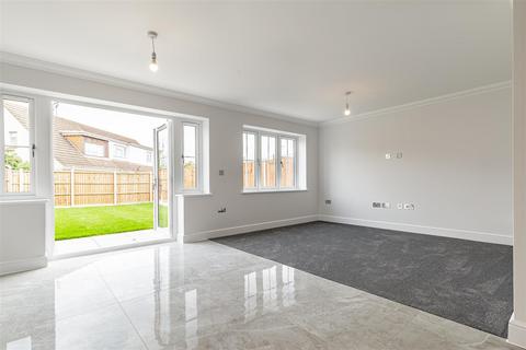 4 bedroom semi-detached house for sale, Lionel Road, Canvey Island SS8