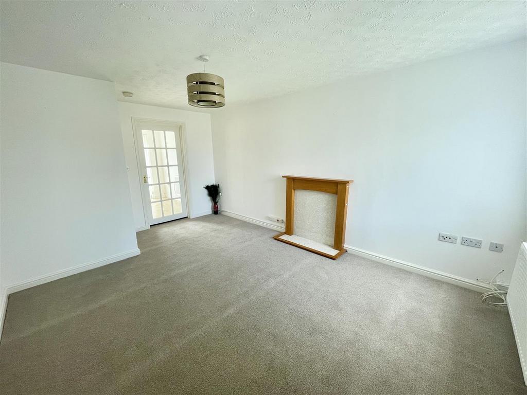 Pant Bryn Isaf, Llwynhendy, Llanelli 3 bed detached house for sale £240,000