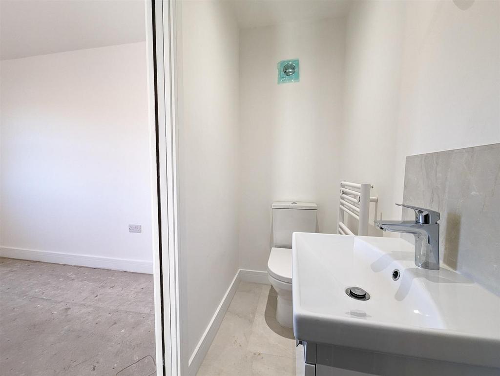 Ensuite bedroom 2 (1).jpg