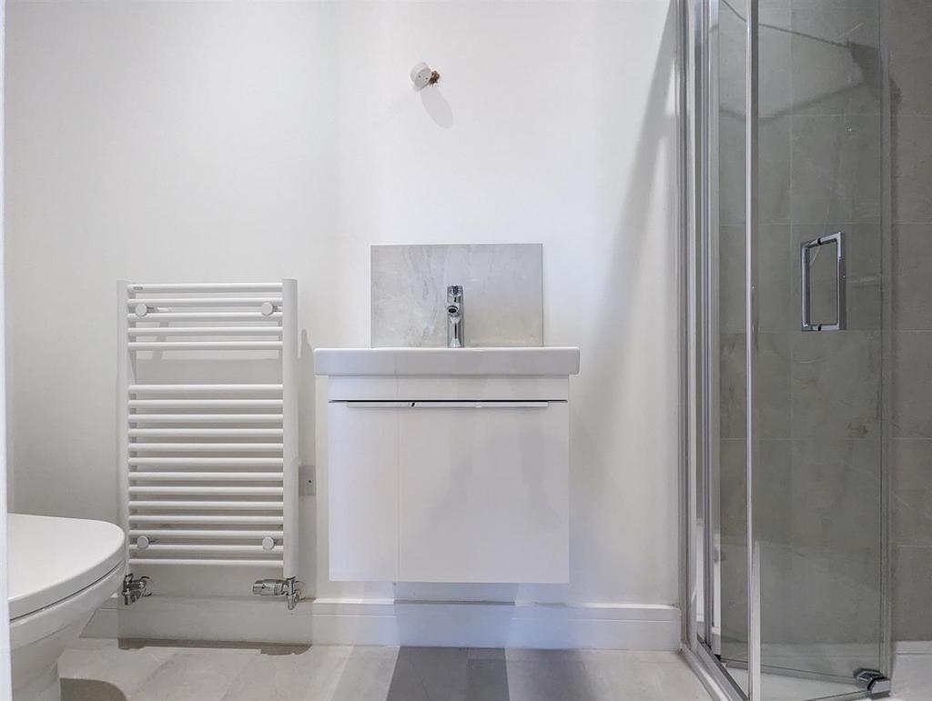 Ensuite bedroom 2 (2).jpg