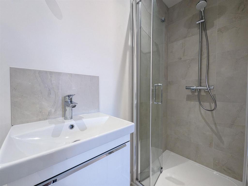 Ensuite bedroom 2 (3).jpg