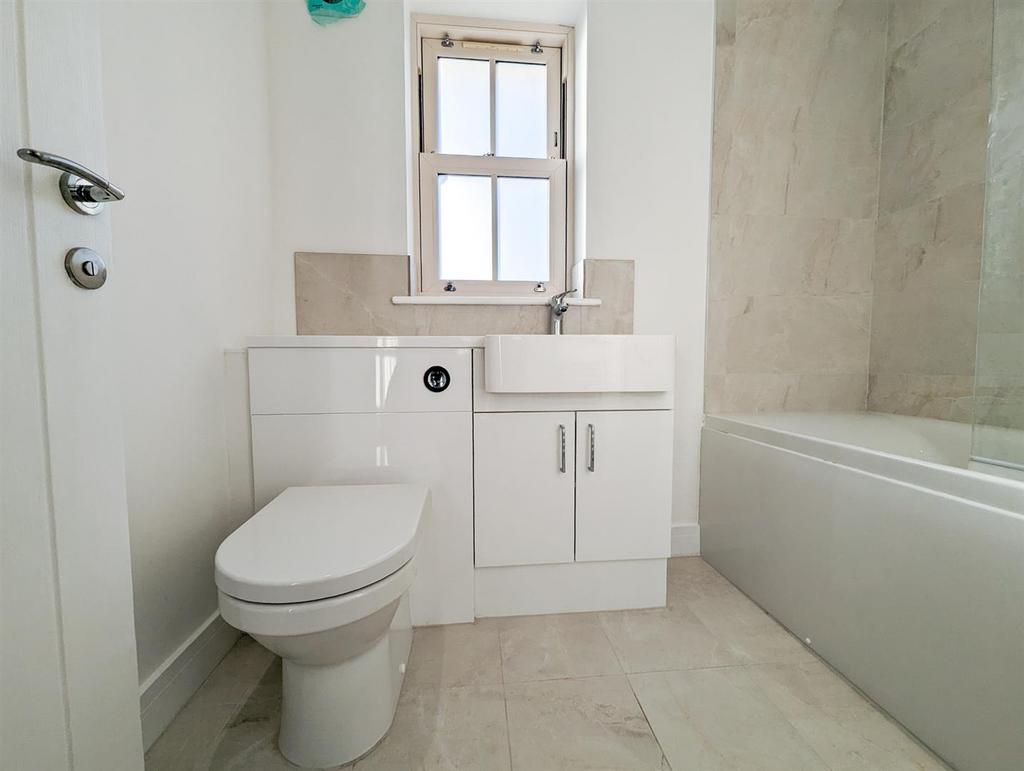 Main bathroom (1).jpg