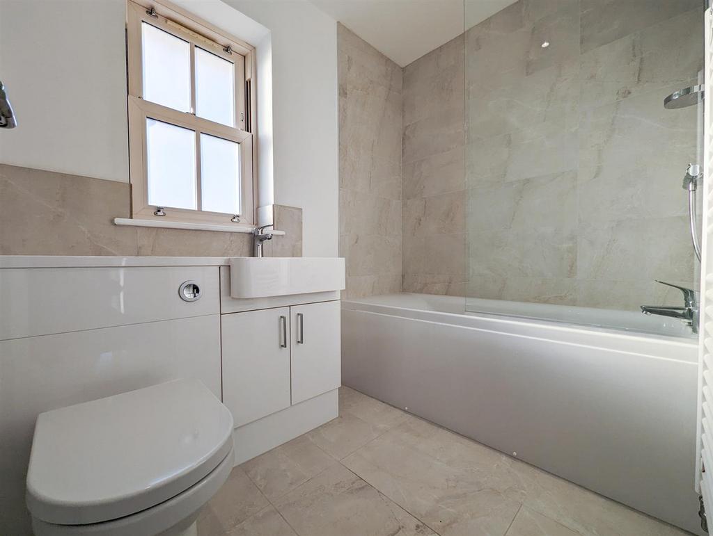 Main bathroom (2).jpg