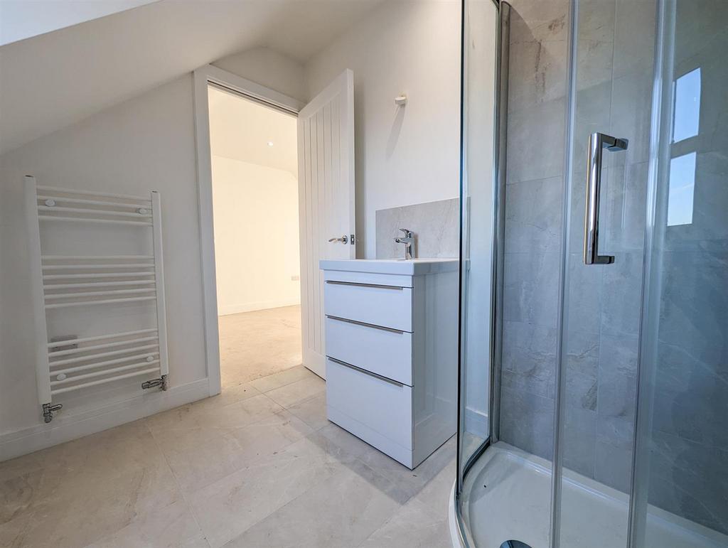 Main bedroom ensuite (1).jpg