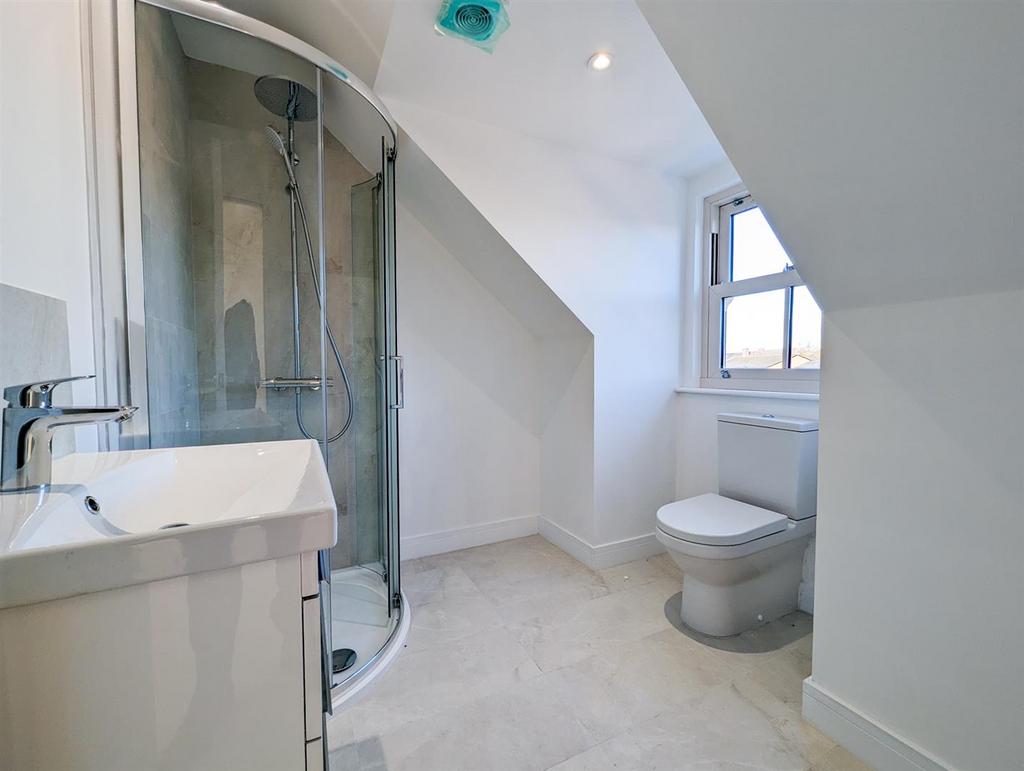 Main bedroom ensuite (2).jpg